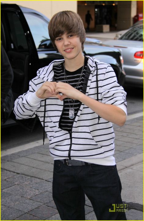 justin_bieber_hearts_bigger.jpg justin_bieber_hearts_bigger.jpg